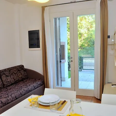 Welcoming Flat With Swimming Pool And Solarium アパート ビビオーネ