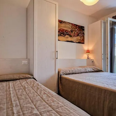 Welcoming Flat With Swimming Pool And Solarium Μπιμπιόνε